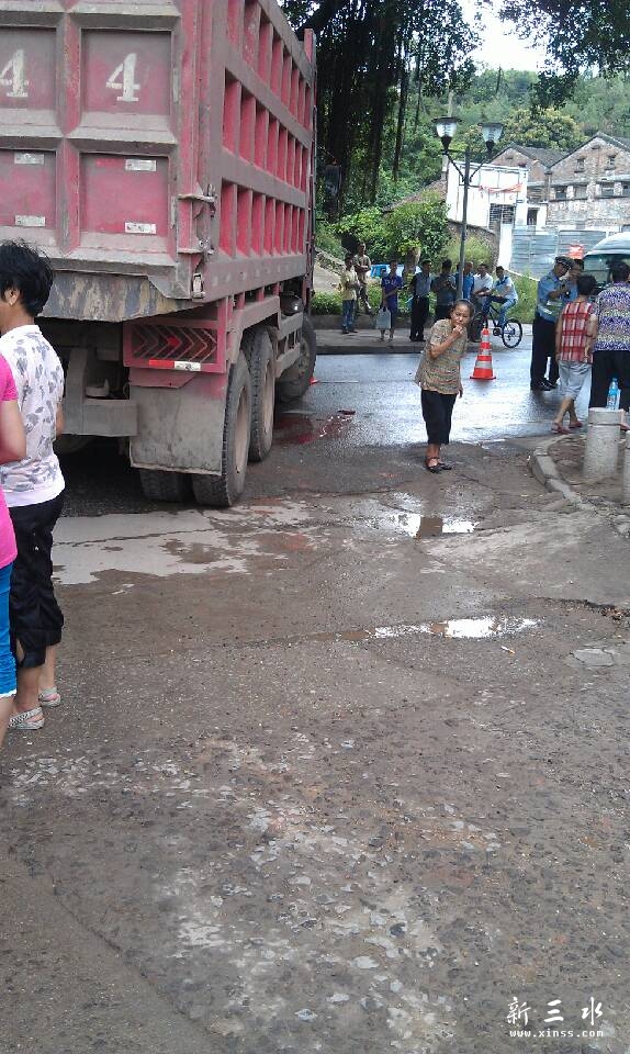 花果山山脚交通事故,间接原因是施工方霸占道