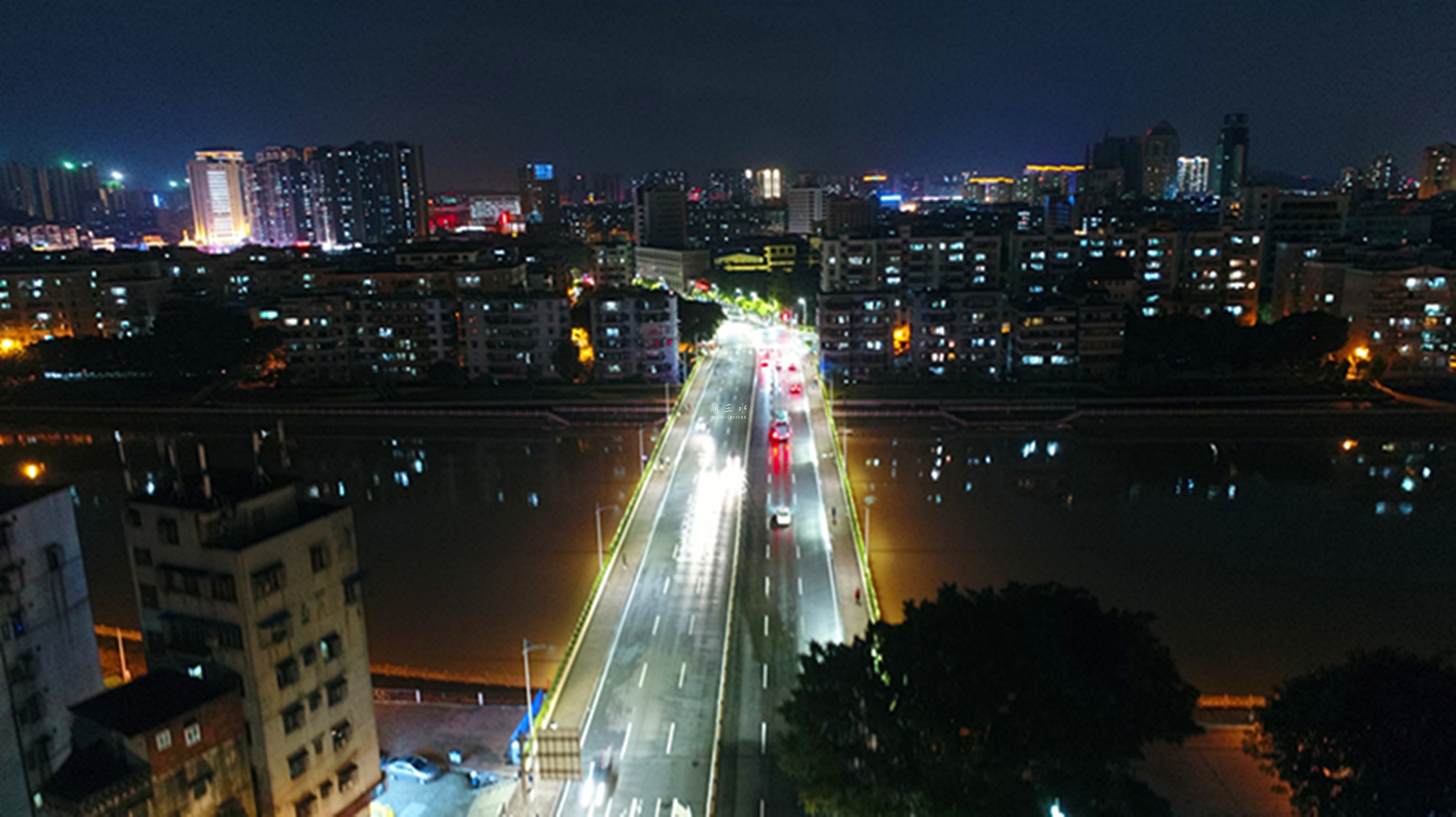 风雨夜晚 235928jz0g0ezyb0ivgic6.jpg
