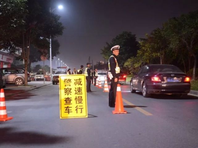 三水司机路遇交警查酒驾 花式吹气企图蒙混过