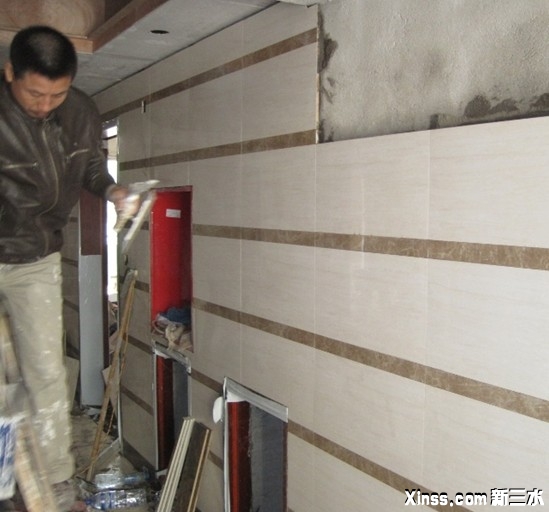 瓷砖都系一块一块砌上去，泥水师傅辛苦咯