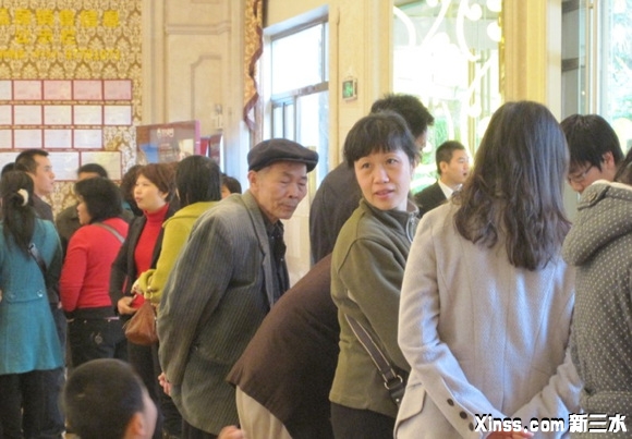 好多人围着工作人员.jpg