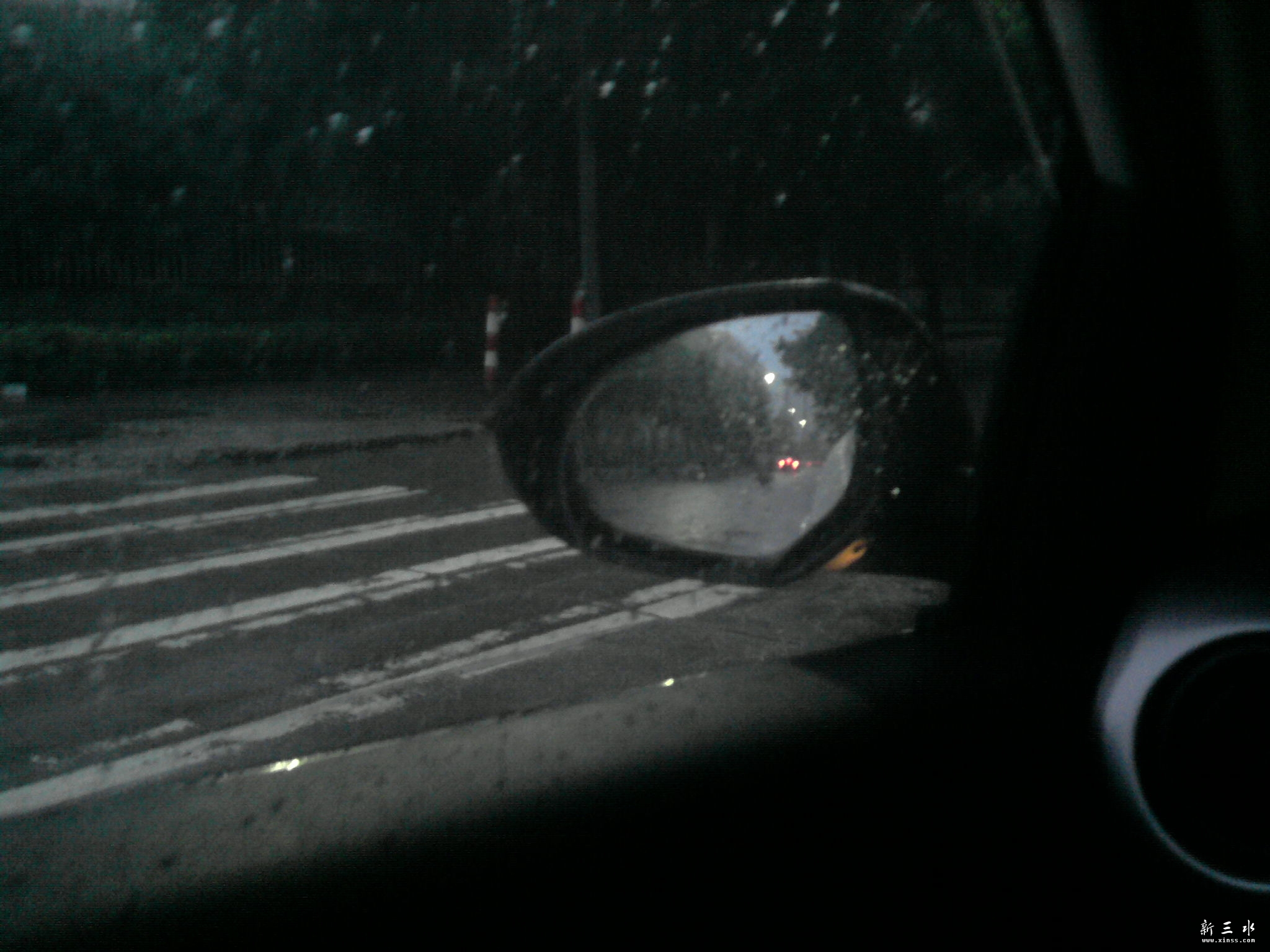 雨中的窗外.jpg