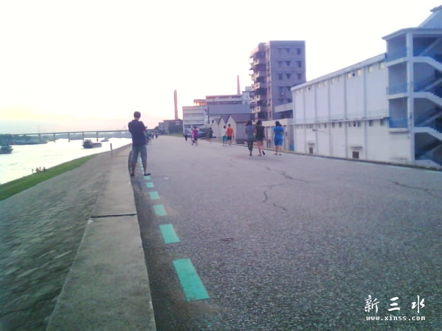 嘻、他拍夕阳我拍他….jpg