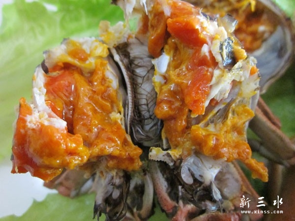 正在吃大闸蟹，超鲜，美味.jpg