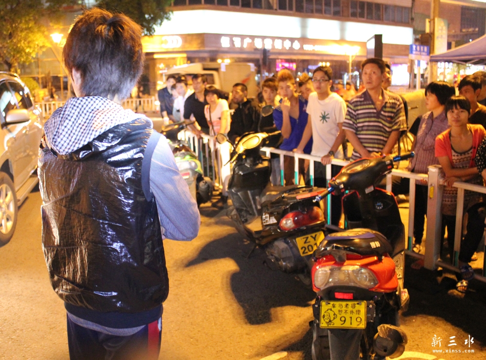 һ��17���Ħ�г���ʻ�ˣ��Ҳ༴������ʻ��Ħ�г��������ϵ�������Q��