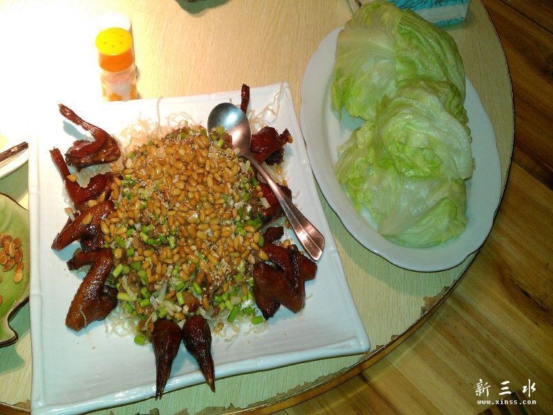 几有特色 一鸽两味 只红烧乳鸽入味而且炸得刚刚好（不过同盐烧鸡类似 有第的整法仲好） 用西生菜包的炒丁 几 ...