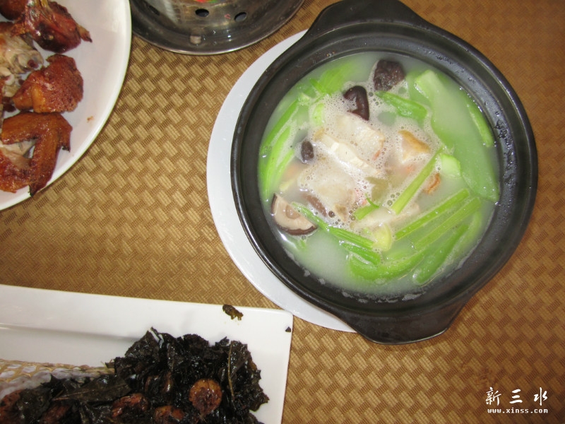 上汤水东介，还有烧肉和冬菇。落足料嘎！