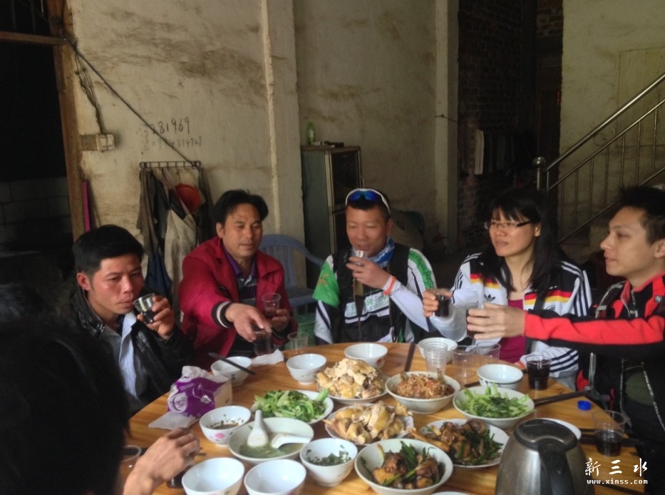 在另一家居民与越南友人一起喝酒