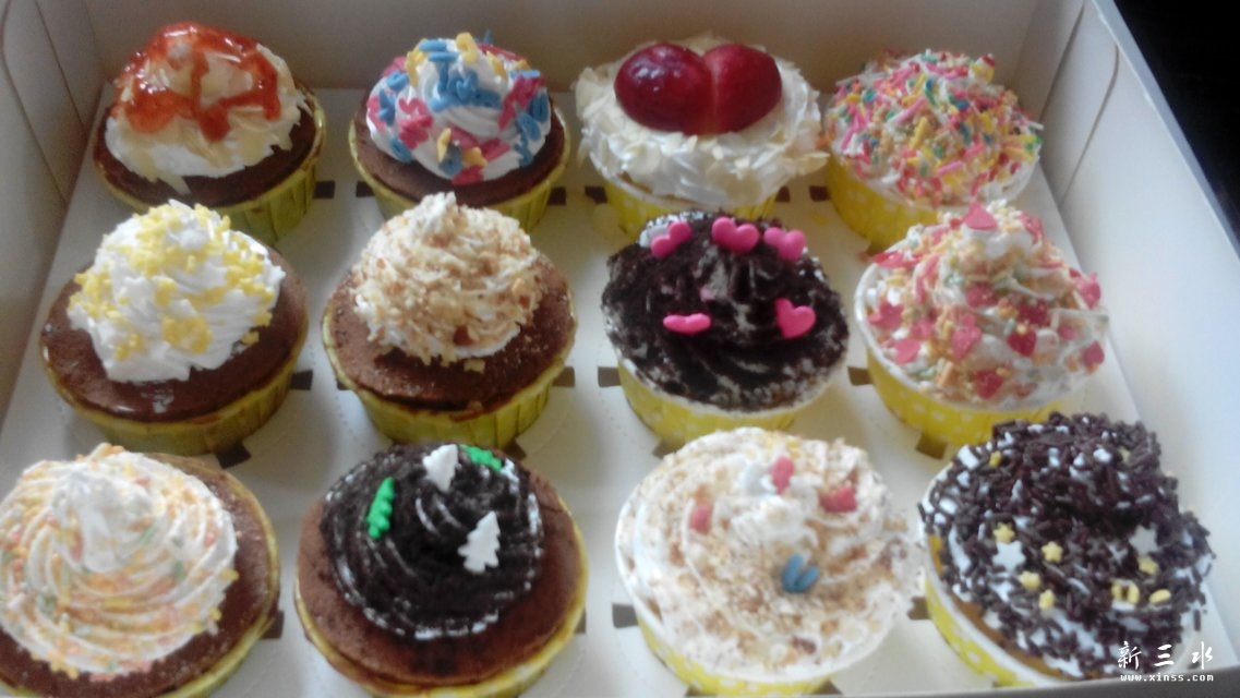 裱好花的CUPCAKE