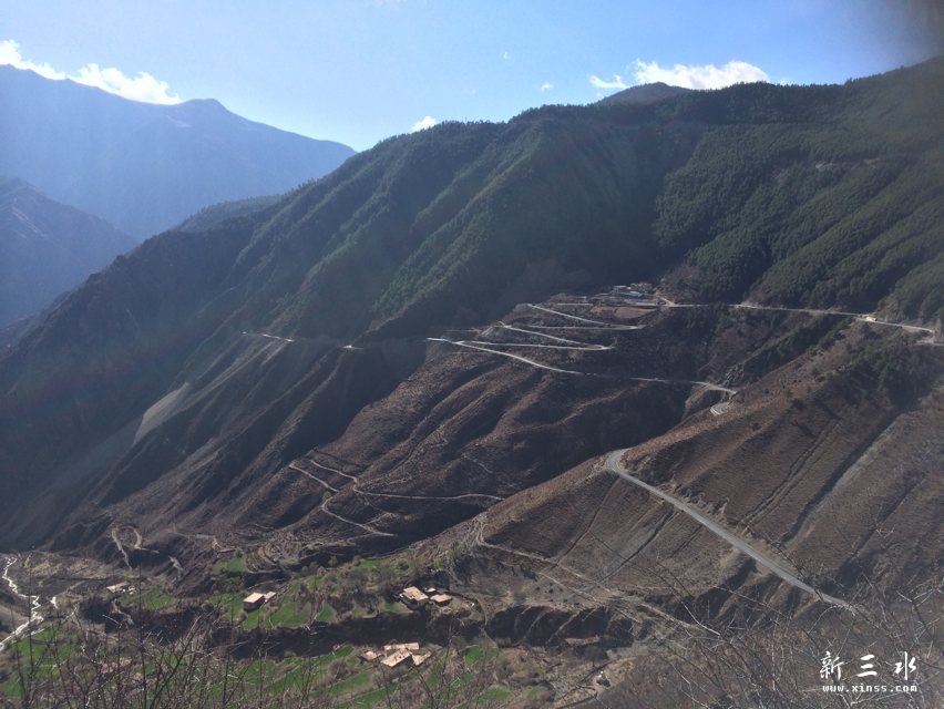 �������Ǿ�ƣ�����������˰�ɽ���ľ��ʹ壬�ڴ������һֻ�߾����Ĳ��ᣬ�����ſ��ˣ����¹���