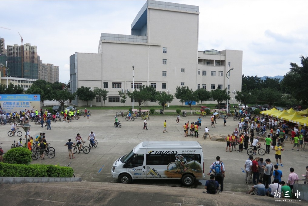 报名和出发现场