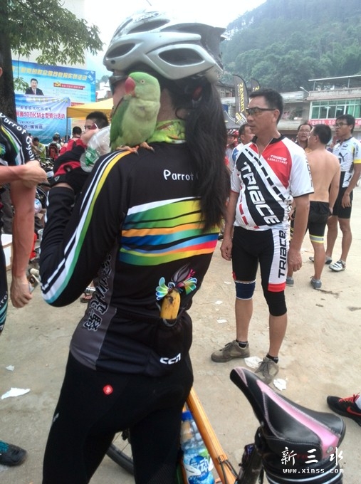 带着鹦鹉骑车的美女骑手