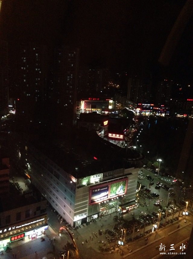 25楼能够俯视整个夜景，好震撼