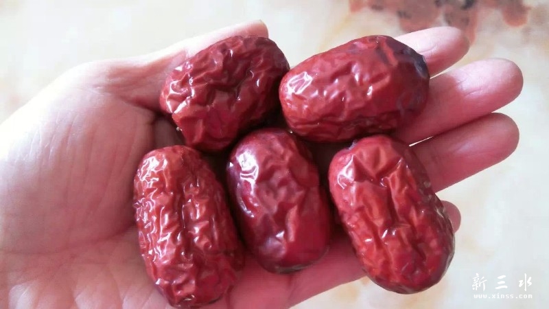 新鲜饱满的红枣