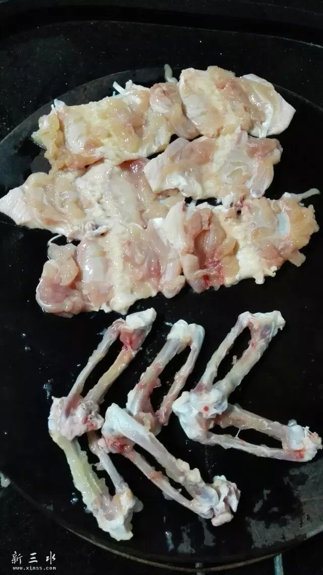 鸡翼去骨准备做鸡扒包