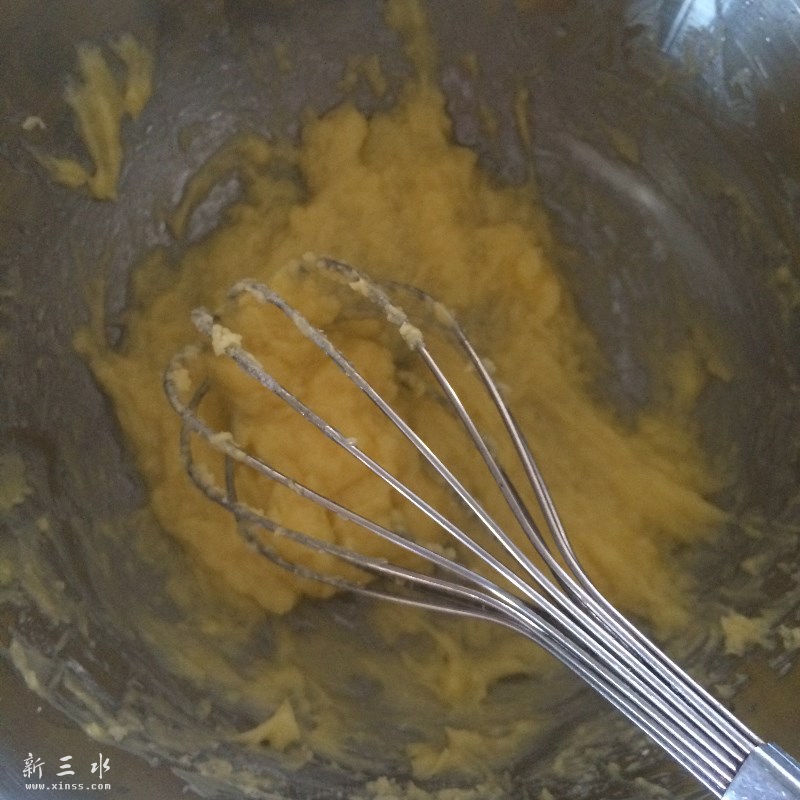  把50g黄油、30糖粉，少量的盐、一大勺的柠檬汁，搅拌，不需要打发，
