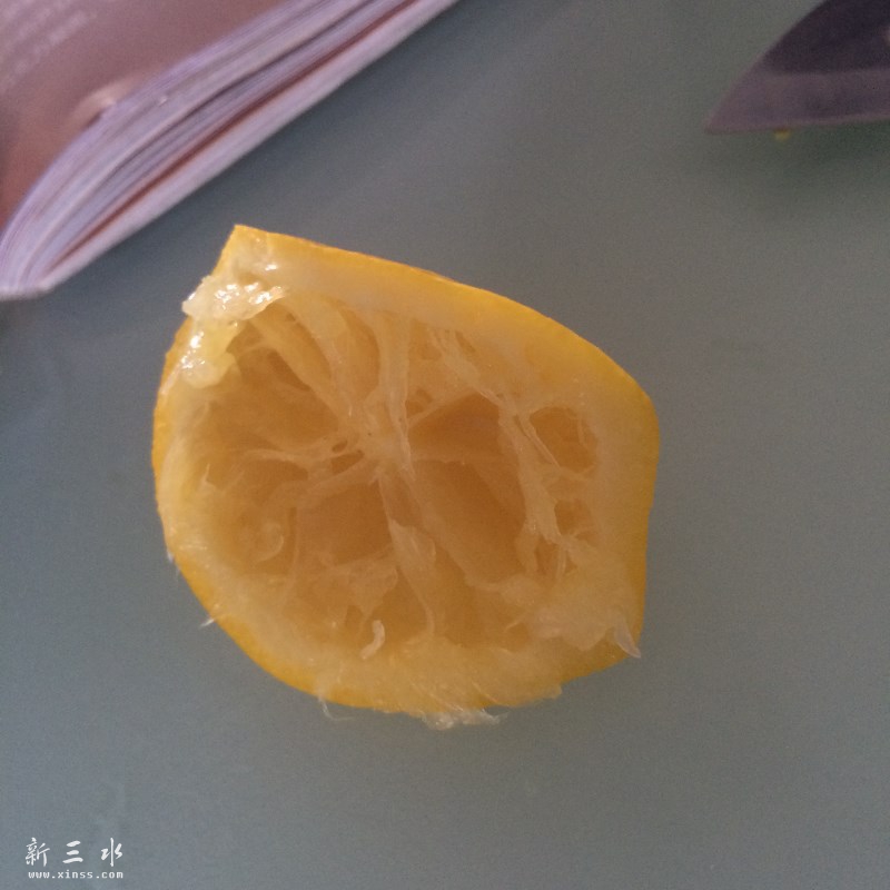 把柠檬的表皮也要刮下来，注意不要把皮白色部分也刮到，不然口感苦涩