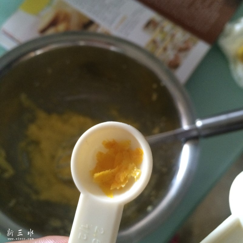 然后倒入低筋面粉100g，再把柠檬皮一小勺倒进去，用橡皮刮搅拌均匀即可
