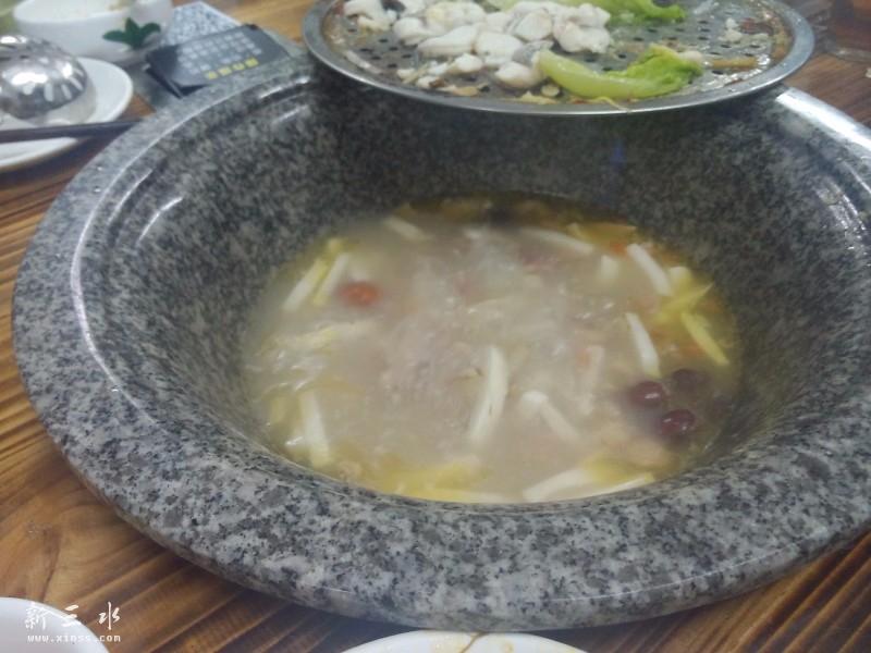 椰子排骨汤底，将鸡头鸡脚放落去
