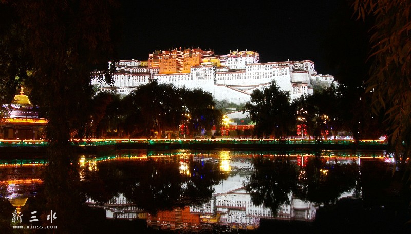 布达拉宫夜景