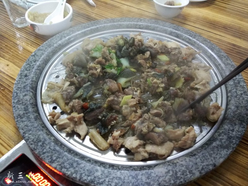 蒸4分钟好啦，啱啱好，又嫩又香！认得边啲系水鱼边啲系兔吗？