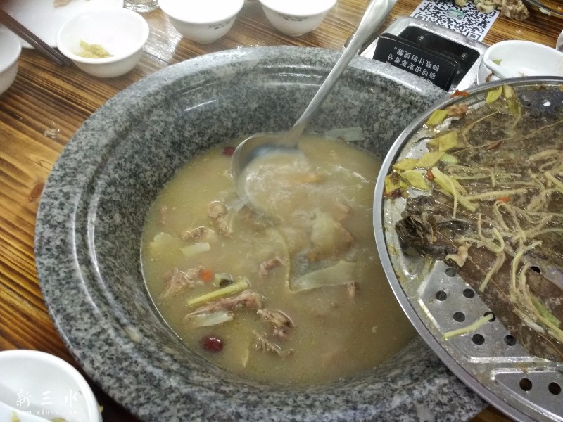啲骨放落石锅入面做汤，又香又浓，果啲打边炉水边有得比！