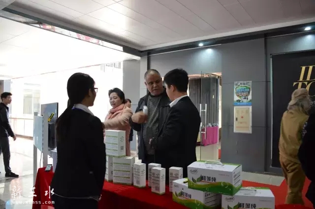 现场 对启振产品感兴趣的外国友人