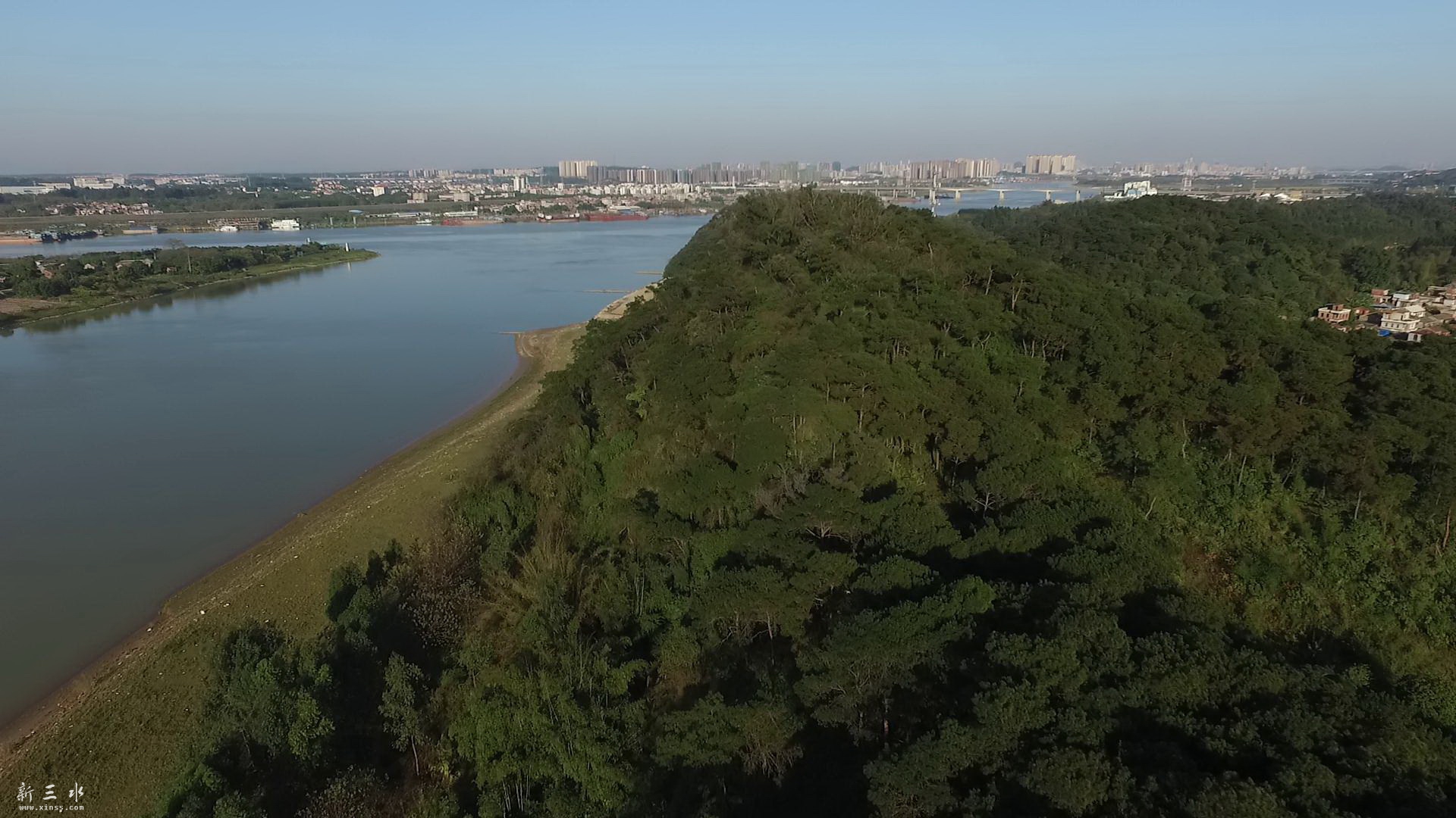 蓝天绿水昆都山.jpg