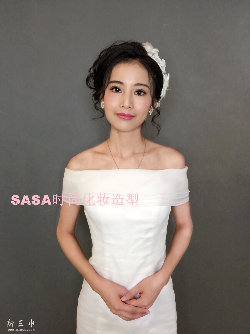 由于准新娘比较瘦小，所以为她设计这种发型，不显瘦喔