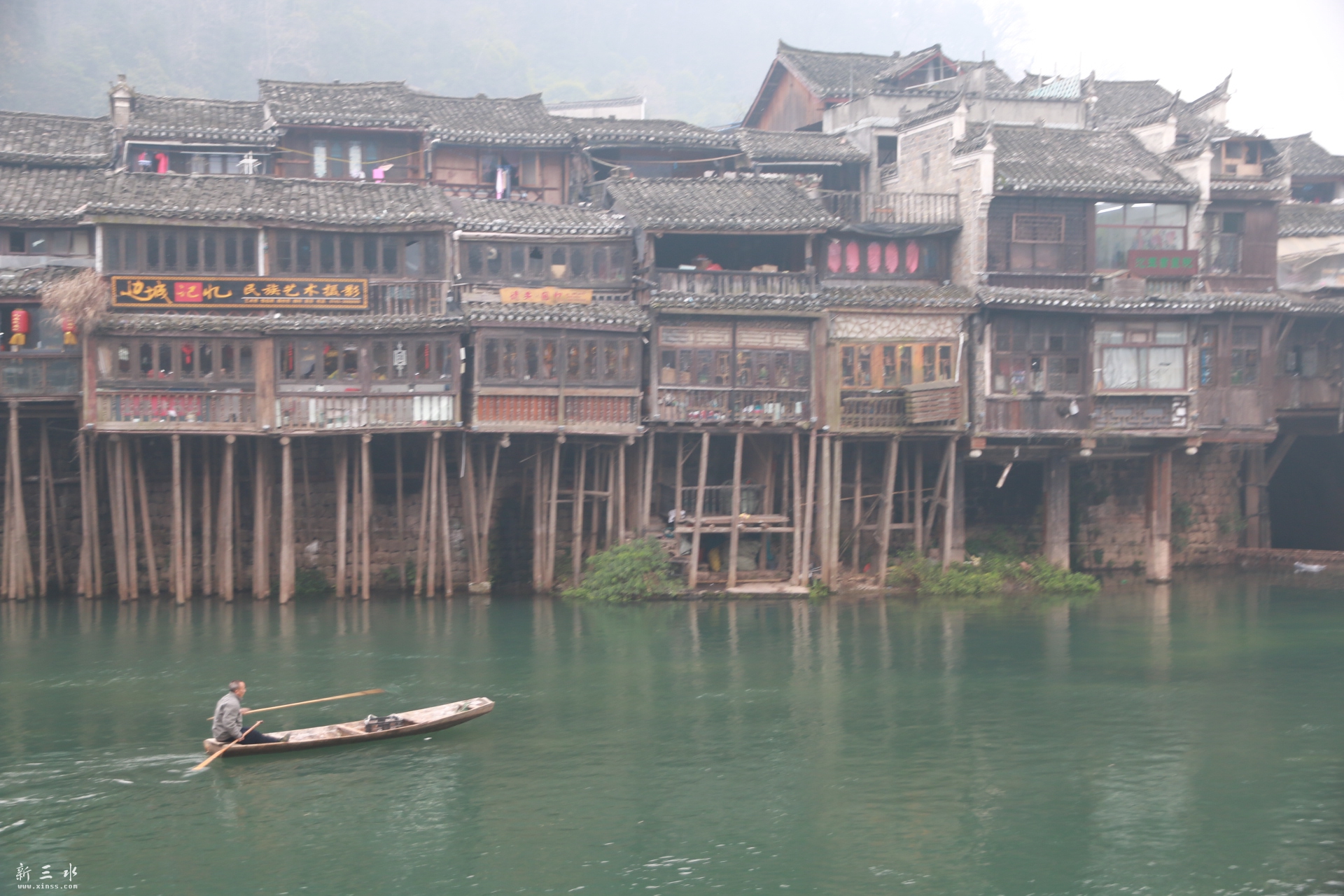 ������ɫ����¥