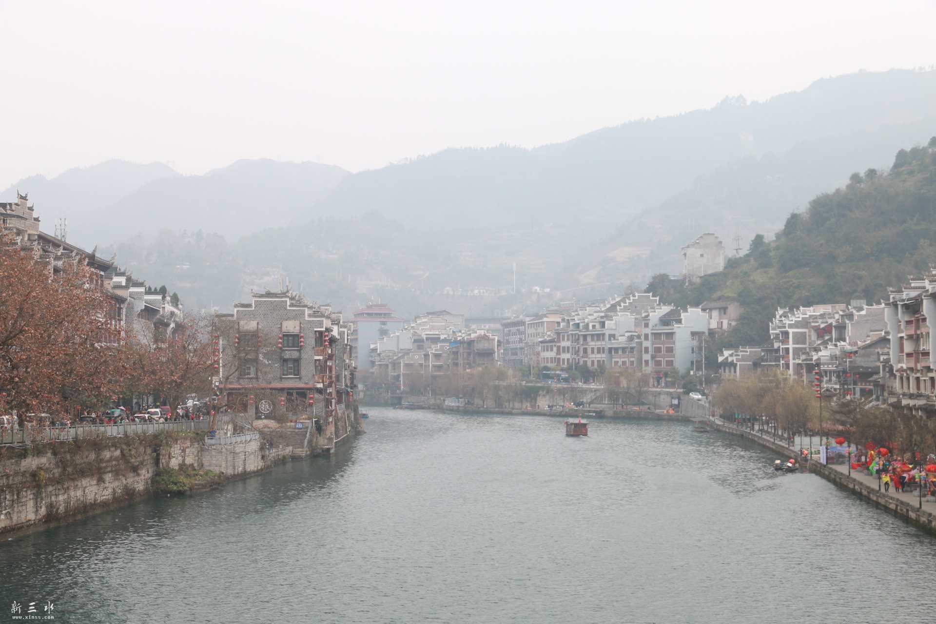 Զ����λ���������ϣ����ܽ�ɽ����ˮ���ѣ��ԡ��ӡ��δ��Ƕ���������Ϊ�ɸ��ǣ��ϰ�Ϊ�����ǣ�Զ������̫�� ...