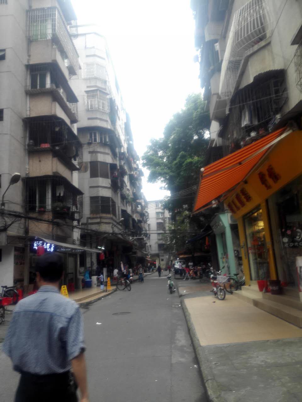 楼下街景
