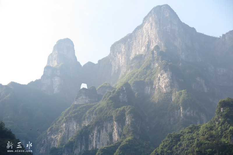 �Ƚ�����ɫ��һ��ɽ