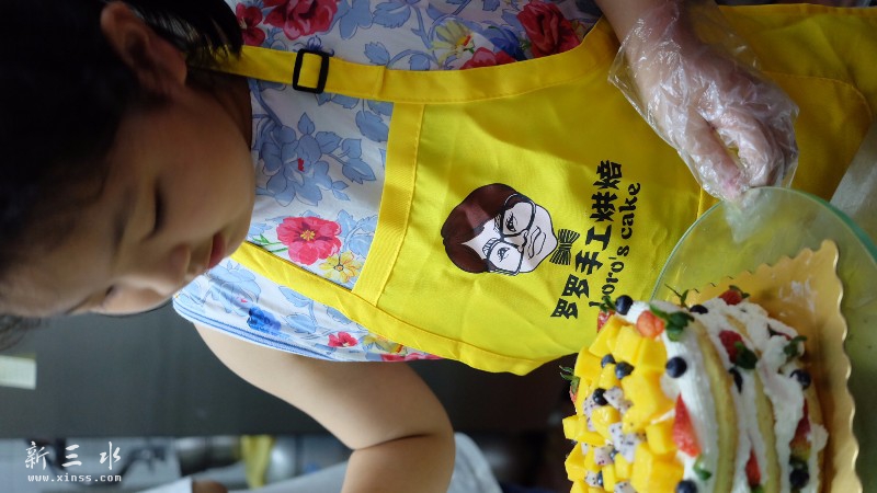 1）六一儿童节当天裸蛋糕DIY原价128，现关注罗罗手工烘焙的微信，并转发图文到朋友圈，只需88元。