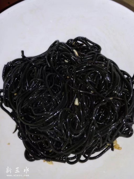 整好的意大利墨鱼汁面