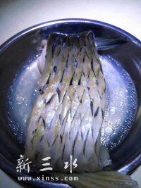 先将脘鱼腩蒸好