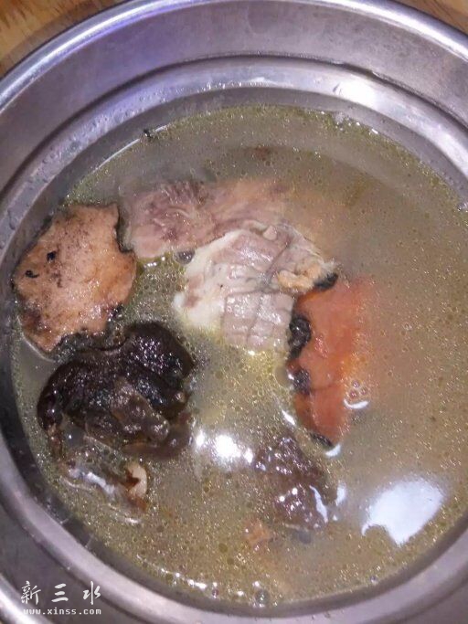 土茯苓木棉花鲫鱼汤