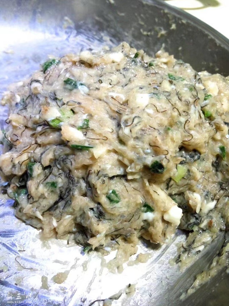捞好的发菜马蹄陈皮鲮鱼丸