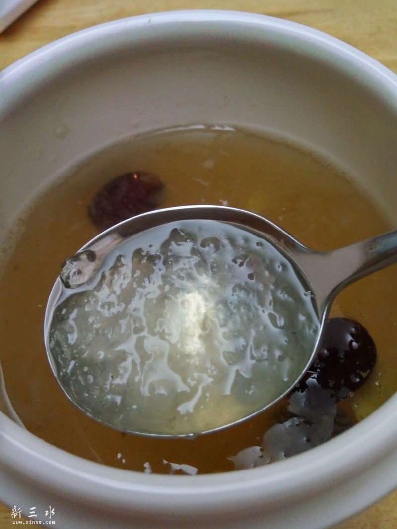炖好的石蜂糖红枣炖印尼燕窝