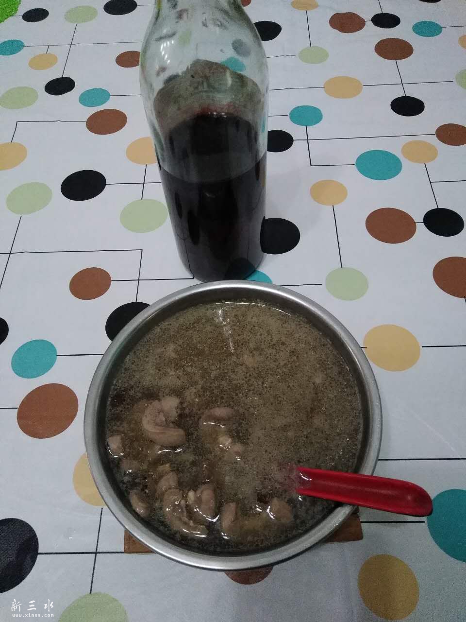 妈妈酿制的药材酒泡猪腰汤，补补肾