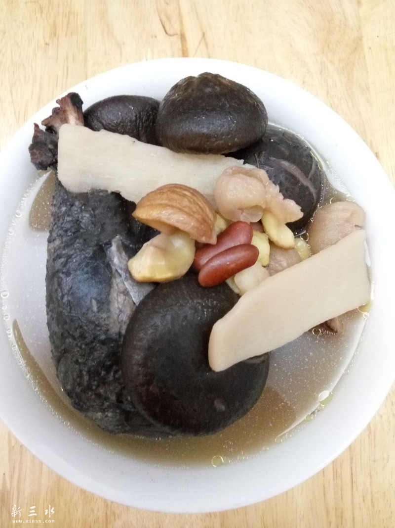 冬菇红腰豆淮山风粟煲乌鸡汤
