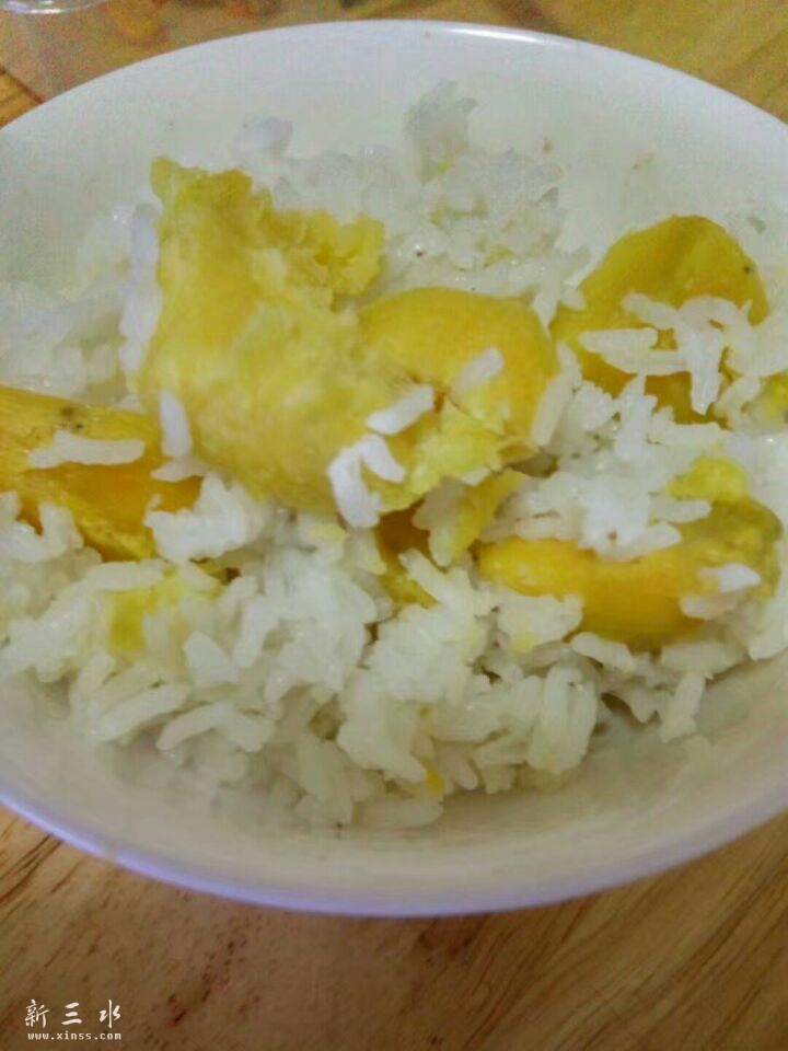 高州鸡蛋黄油粘饭