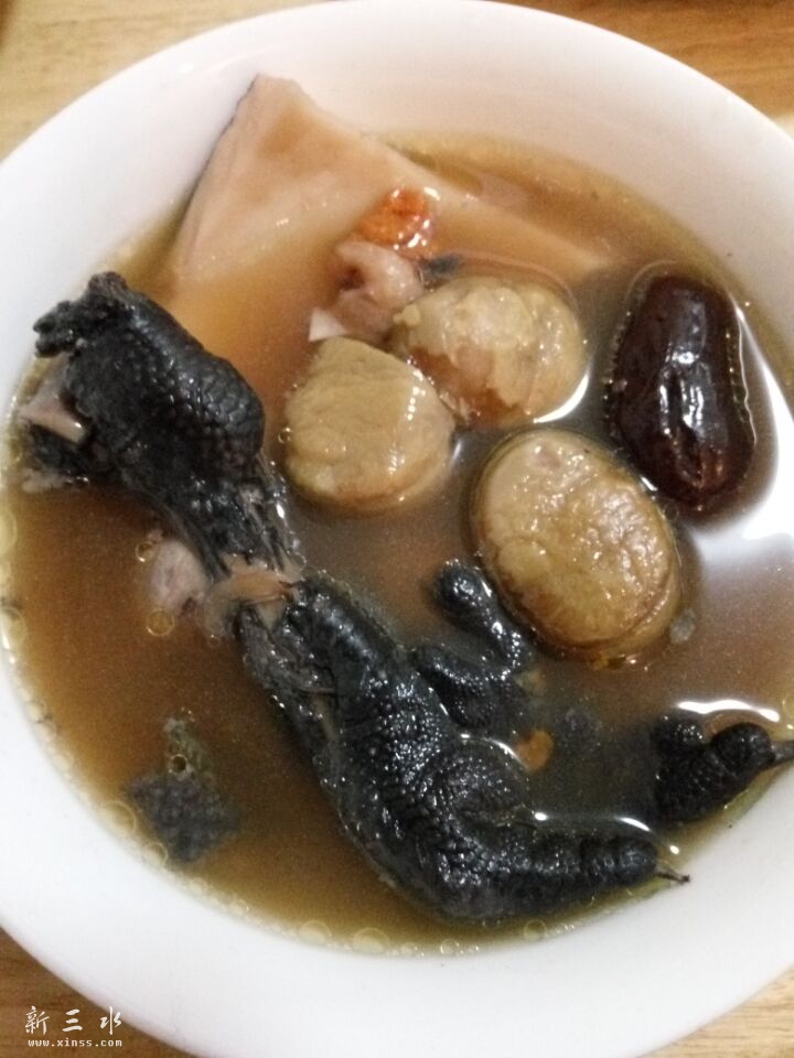新鲜椰子栗子红枣元肉枸杞煲竹丝鸡汤