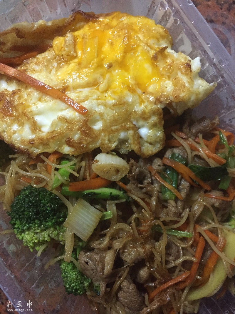 其实喺炒米粉，因为喜欢吃肉，所以啲米粉睇落似芽菜多滴。呵呵......