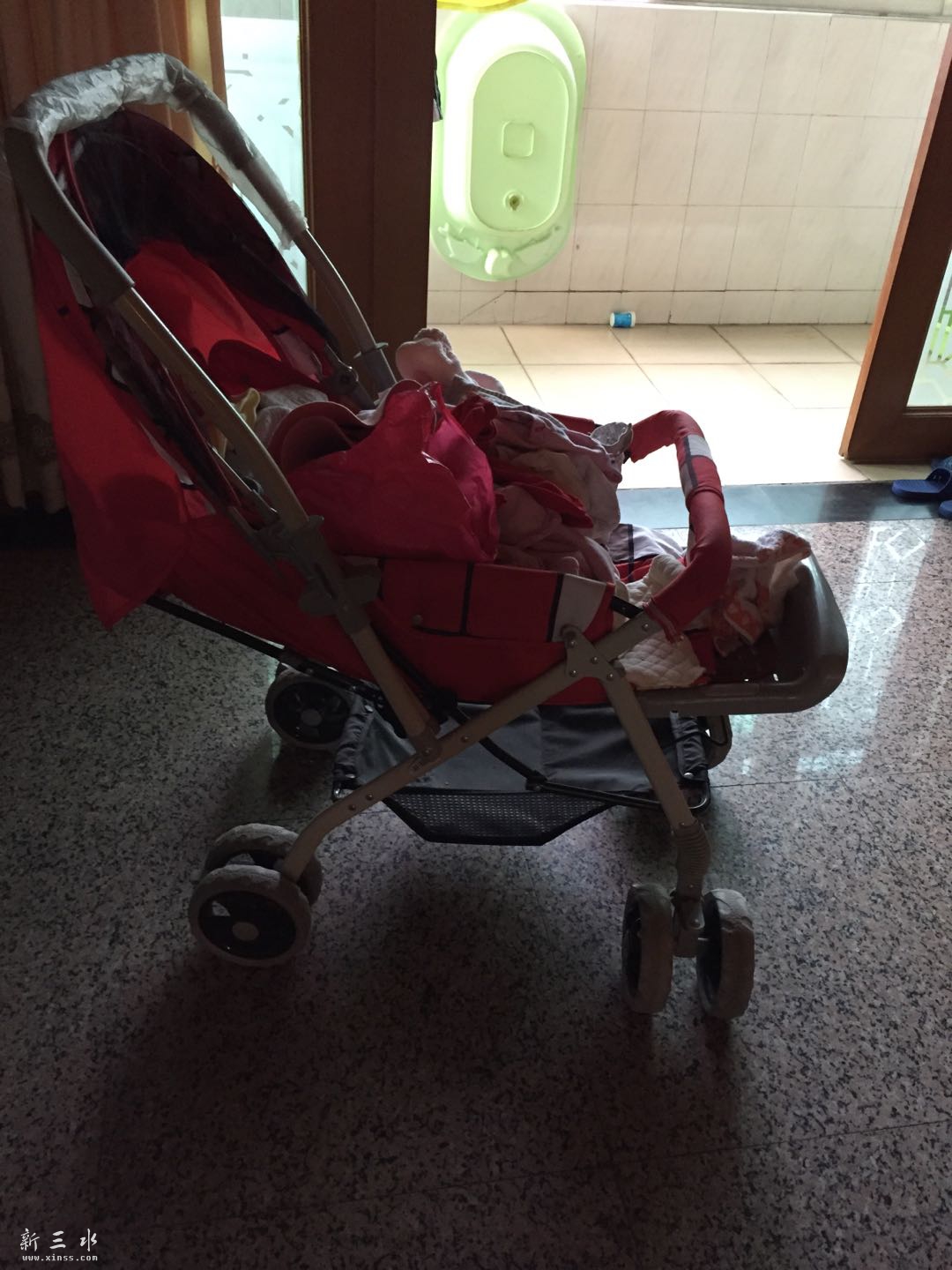 小龙哈彼，请忽略车上的衣服