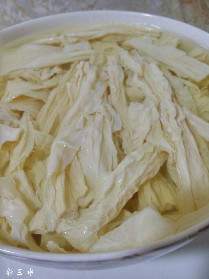 健脾补胃祛湿美容的白果薏米腐竹煲猪肚.