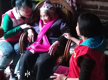 极地为百岁老人送出围巾及帽子