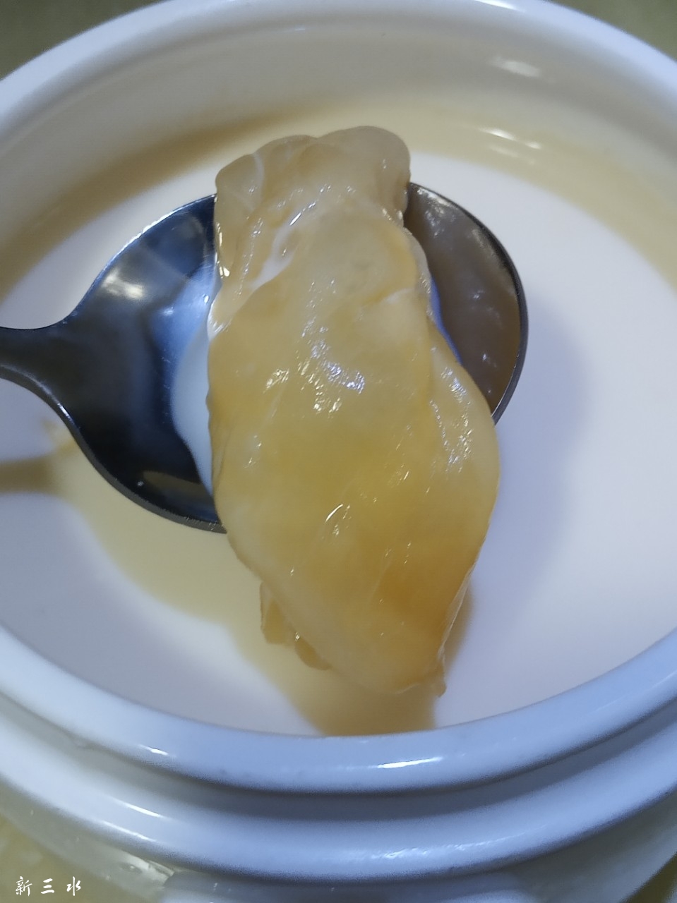 鲜奶炖花胶.
