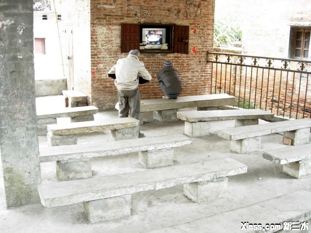 路边电视厅.JPG