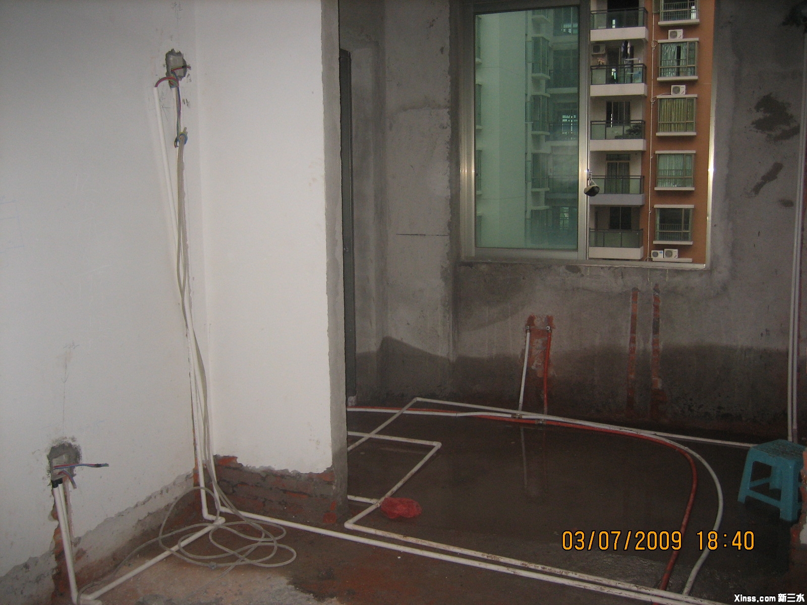 ���¯ͬ��Ͱ�ͷ���ǽ�ĺ�ߣ�����С��